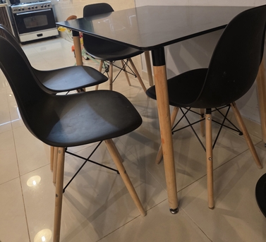 Khobar, Household Items, SAR 1200,  4 Seater Dinner Table With Chairs & 02 Filled Large Bean Bags
