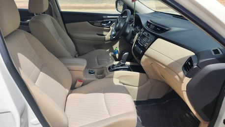 Al Malqa, Vehicles, Cars & Trucks , SAR 60000,  Nissen X-Trail 2021- White | 2.5L | 7-Seater | T32 Series II | Fully Maintained,  2021,  Automatic,  124000 KM,  Nissan X‑Trail , White Colour,Petrol, 7‑seater, In Excellent Condition.