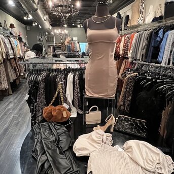 New York, Clothing & Accessories, Trendy Styles & Chic Finds At Dress Boutique Near Me