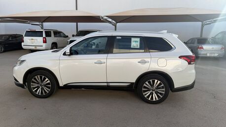 Riyadh, Vehicles, Cars & Trucks , SAR 40000,  Mitsubishi Outlander,  2022,  Automatic,  260000 KM,  , ,  , 260,000 Km, Full Option 4&times;4