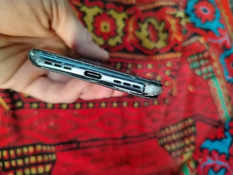 Al Barsha, Mobile Phones, AED 200,  TCL 10pro Andorid Phone Damaged Display For Sale