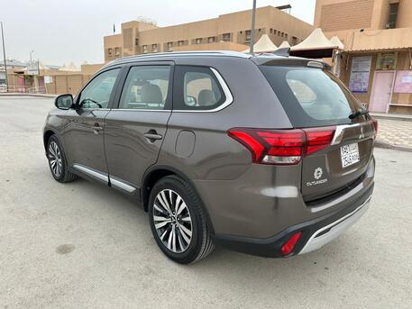 Riyadh, Vehicles, Cars & Trucks , SAR 46000,  Mitsubishi Outlander,  2020,  Automatic,  163000 KM,    Mid Option With 4x4 Car For Sale 7 Seats