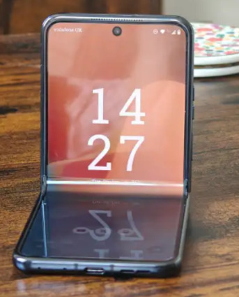 Hara, Mobile Phones, SAR 1800,  Un Used & Un Opened Motorola Razr 50 Ultra 5g 512 Gb