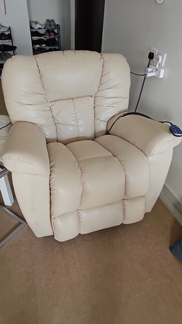 Riyadh, Furniture, SAR 1500,  American Lazy Boy Electric Rocking Recliner With Relaxing