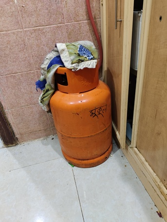 Riyadh, Appliances, SAR 550,  I Have Heavy Single Bad,1 Gas Cylinder,1 Single Burner And 1 Small Fridge For Sale