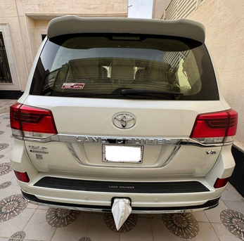 Riyadh, Vehicles, Cars & Trucks , SAR 240,  Toyota Land Cruiser,  2021,  Automatic,  142 KM,   GXR  V8  4.6 L SUV 4WD Without Any Accident 100% Original