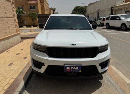 Riyadh, Vehicles, Cars & Trucks , SAR 129000,  Jeep Grand Cherokee,  2023,  Automatic,  37000 KM,   Laredo  2.0 L - For Sale