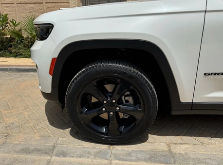 Riyadh, Vehicles, Cars & Trucks , SAR 129000,  Jeep Grand Cherokee,  2023,  Automatic,  37000 KM,   Laredo  2.0 L - For Sale