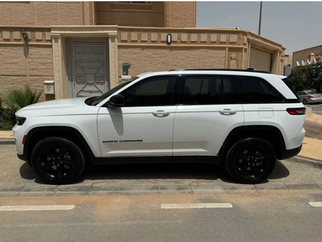 Riyadh, Vehicles, Cars & Trucks , SAR 129000,  Jeep Grand Cherokee,  2023,  Automatic,  37000 KM,   Laredo  2.0 L - For Sale