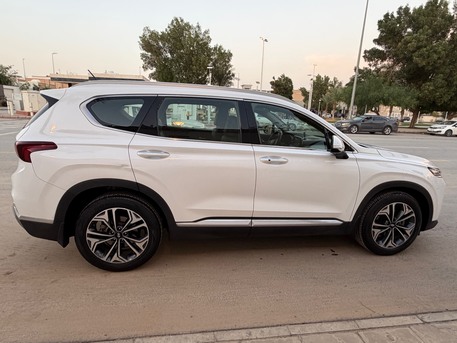 Riyadh, Vehicles, Cars & Trucks , SAR 65000,  Hyundai Santa Fe,  2020,  Automatic,  194 KM,  Hyundai Sataf Fe 2.4 Mid Option For Sale- 1st Owner