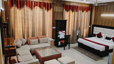 Noida, Commercial Villas, Hotels Near Noida Sector 18 Metro Station