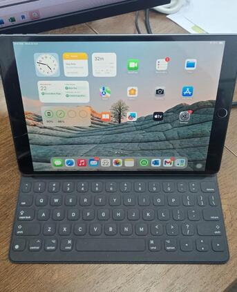 Al Wizarat, Mobile Phones, SAR 1000,  💥 IPad Air 3 Bundle &ndash; Pencil + Keyboard Included &ndash; Excellent Condition Only 1000 SAR