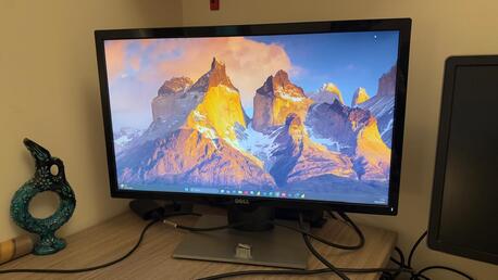 Al Malaz, Furniture, SAR 1250,  Dell Flat Monitor 25", Kids Swing,3-Door Shoe Rack, Kitchen Table, Side Corner