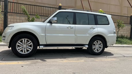Riyadh, Vehicles, Cars & Trucks , SAR 37000,  Mitsubishi Pajero,  2015,  Automatic,  400 KM,  For Sale   (V6 3.8)