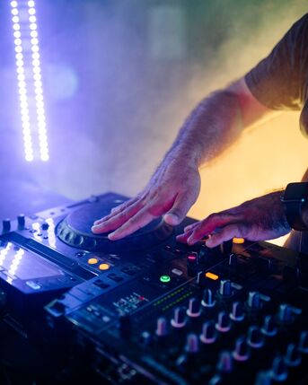 New York, Event Planning, Hire A Professional Corporate Event DJ In Nashville Today