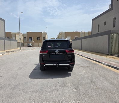 Dammam, Vehicles, Cars & Trucks , SAR 376000,  Toyota Land Cruiser 300,  2026,  Automatic,  00000 KM,  Top-of-the-range Black