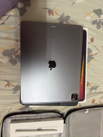 Riyadh, Tablet Computers, SAR 2000,  For Sale: Apple IPad Pro 256GB (Space Grey), Apple Pen , Ipad Smart Keybord Folio