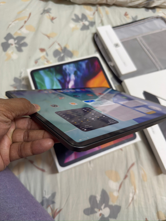 Riyadh, Tablet Computers, SAR 2000,  For Sale: Apple IPad Pro 256GB (Space Grey), Apple Pen , Ipad Smart Keybord Folio