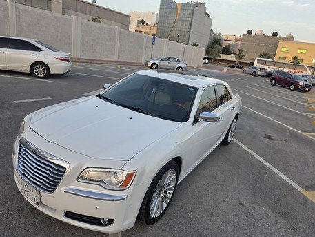 Riyadh, Vehicles, Cars & Trucks , SAR 32500,  Chrysler 300C,  2012,  Automatic,  294442 KM,    | Pristine Condition |  Full Service History