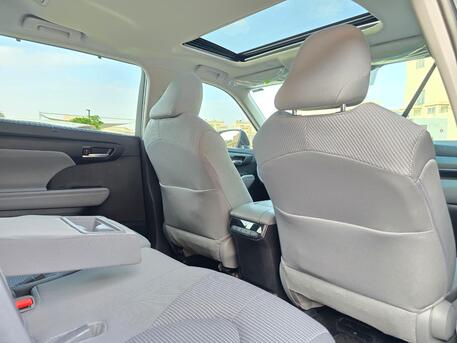 Riyadh, Vehicles, Cars & Trucks , SAR 135000,  Toyota Highlander Hybrid GLE,  2025,  Automatic,  9000 KM,   Toyota HGHLANDER GLE (HYBRID) 4x4 With Sunroof Very Low Odo And Accident Free