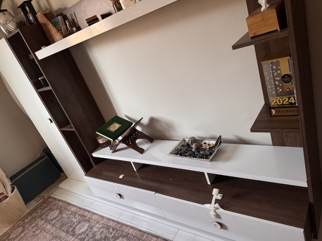 Jeddah, Furniture, SAR 850,  Selling A Modern TV Cabinet / Entertainment Unit In Very Good Condition.