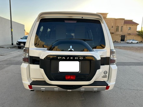 Riyadh, Vehicles, Cars & Trucks , SAR 68000,  Mitsubishi Pajero GLS,  2020,  Automatic,  90000 KM,    Mid Option With 4x4 For Urgent Sale 1st Owner Accident Free Car