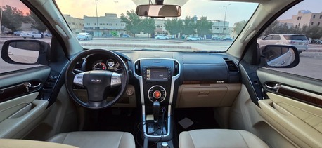 Riyadh, Vehicles, Cars & Trucks , SAR 67000,  Isuzu MU-X 3.0 TD,  2022,  Automatic,  157000 KM,    With Auto Transmission N Mid Option (Diesel) Good Price