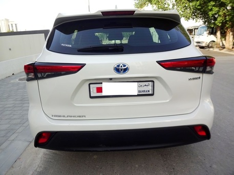 Bilad Al Qadeem, Vehicles, Cars & Trucks , BHD 11300,  Toyota Highlander Hybrid,  2021,  Automatic,  37000 KM,   2.5 L  White V4 7 Seat Agent Maintained Urgent Sale