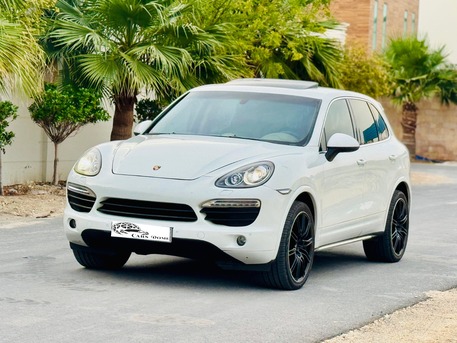 Manama, Vehicles, Cars & Trucks , BHD 4300,  Porsche Cayenne,  2013,  165000 KM,  Full Option - V8