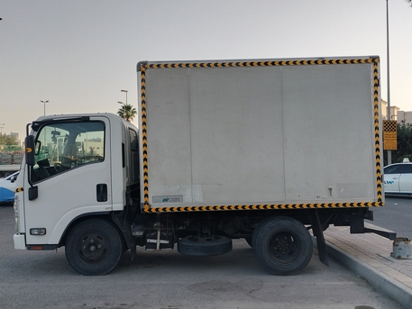 Manama, Vehicles, Cars & Trucks , Isuzu Bellel,  2016,  Automatic,  236000 KM,   Isuzu NMR Six Wheel Box Truck