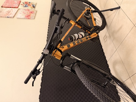 Al Rakah Al Shamaliyah, Bicycles, SAR 2000,  Rarely Used Trek Marlin 5 M (29&rdquo;) Orange/Lithium Grey For Sale