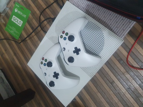 Dammam, Electronics, SAR 1000,  Phillips 55" Smart TV And Xbox One S