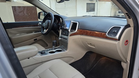 Isa Town, Vehicles, Cars & Trucks , BHD 2200,  2012 Jeep Grand Cherokee,  2012,  Automatic,  234000 KM,   Full Option