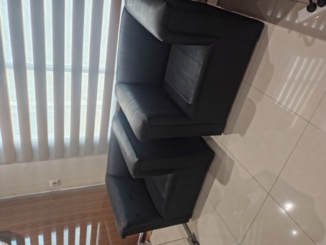 Dammam, Furniture, SAR 800,  5 Ceater Sofa Black Good Condition Leather Urgent Sale