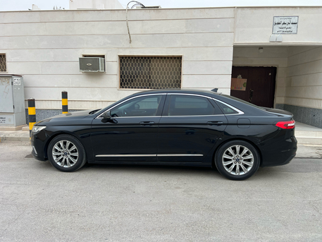Al Batha, Travel, Luxury & Comfort Car For Raide Share