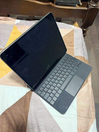 Al Malaz, Tablet Computers, SAR 3200,  Ipad Pro 12.9 Inch 6th Generation 256 Gb With Magic Keyboard
