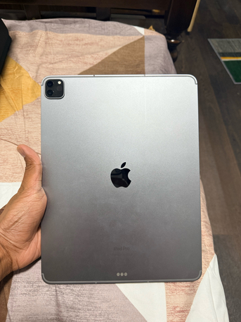 Al Malaz, Tablet Computers, SAR 3200,  Ipad Pro 12.9 Inch 6th Generation 256 Gb With Magic Keyboard