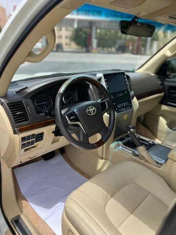Riffa, Vehicles, Cars & Trucks , BHD 14800,  TOYOTA LAND CRUISER GXR V8 2017 WHITE,  2017,  Automatic,  380000 KM,