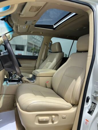 Riffa, Vehicles, Cars & Trucks , BHD 14800,  TOYOTA LAND CRUISER GXR V8 2017 WHITE,  2017,  Automatic,  380000 KM,