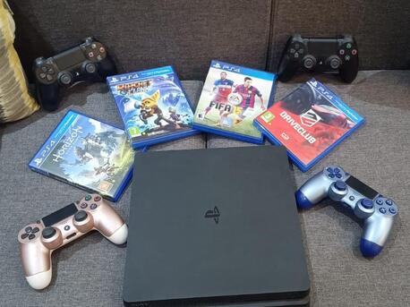 Bani Malik, Video Games, SAR 1500,  Ps4 Slim With 4 Controllers And 4 Games