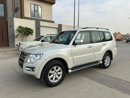 Riyadh, Vehicles, Cars & Trucks , SAR 88000,  Mitsubishi Pajero GLS,  2022,  Automatic,  48000 KM,    With Mid Option 4WD Option For Sales 1st Owner