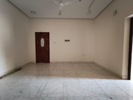 Jidhafs, Apartments, Flats, Houses & Villas, BHD 140/year,  2 BR,  Jidhafs:- Groundfloor 2Bhk Unfurnished Flat On Rent..