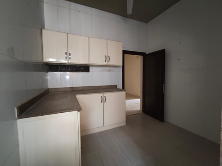 Jidhafs, Apartments, Flats, Houses & Villas, BHD 140/year,  2 BR,  Jidhafs:- Groundfloor 2Bhk Unfurnished Flat On Rent..