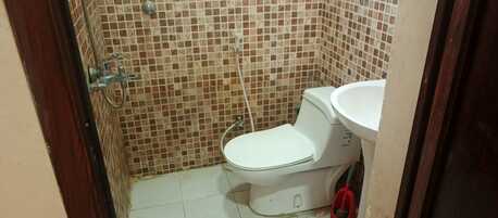 Al Nakhil, Apartments, Flats, Houses & Villas, SAR 1350/month,  2 BR,  🏠 Neat & Clean 2BHK Flat For Bachelors Near Seiko Market