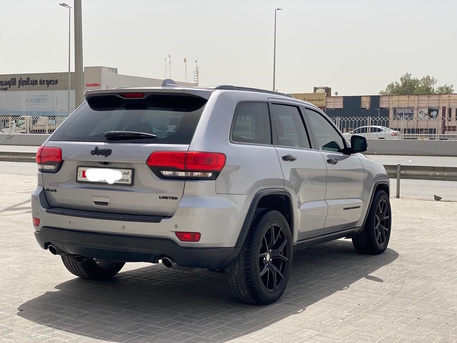 Manama, Vehicles, Cars & Trucks , BHD 4300,  Jeep Grand Cherokee,  2015,  Automatic,  146500 KM,   LTD  (Silver)
