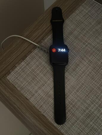 Manama, Watches, BHD 50,  Apple Watch SE (Gen 1) With Charger