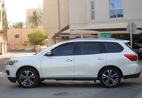 Juffair, Vehicles, Cars & Trucks , BHD 4800,  Nissan Pathfinder,  2018,  Automatic,  101000 KM,   SV FULL OPTION,  MODEL, SINGLE OWNER USED FOR SALE