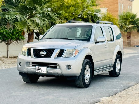 Manama, Vehicles, Cars & Trucks , BHD 1600,  Nissan Pathfinder,  2011,  219000 KM,  4x4 - 7 Seat SUV