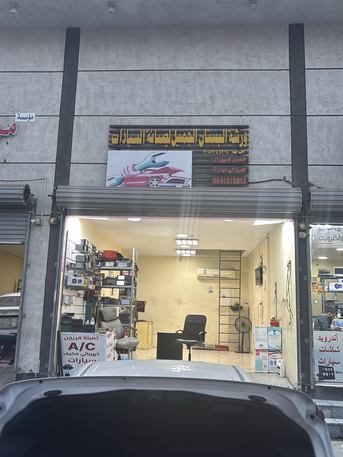 Thuqbah, Jobs, Auto Electrician Worker