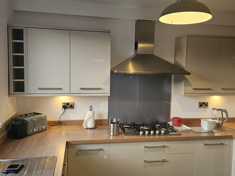 Manchester, Apartments, Flats, Houses & Villas, GBP 1400/month,  Furnished,  3 BR,  20 Sq. Meter,  Modern 3-Bedroom Furnished Apartment With Garage